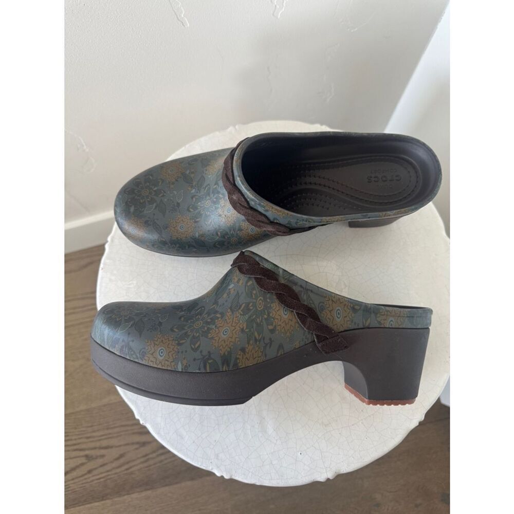 Crocs Brown Green Floral Clogs Slides Suede Braided Strap Casual Women’s Size 11